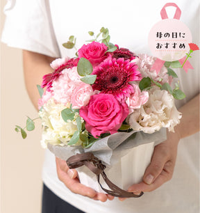 母の日のアレンジメント   ブライトピンクのお花