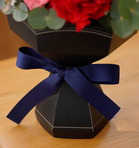 そのまま渡して、かわいく飾れるフラワーギフト　ブラックL ペーパースタンド付