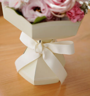 母の日におすすめ！そのまま渡して、かわいく飾れるフラワーギフト　ホワイトL ペーパースタンド付