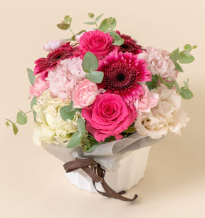 母の日のアレンジメント   ブライトピンクのお花