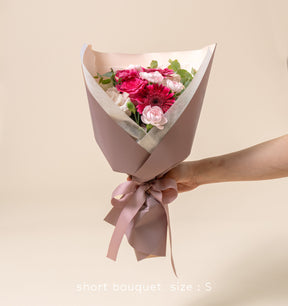 ブライトピンクの花束  ブーケタイプ　size:S